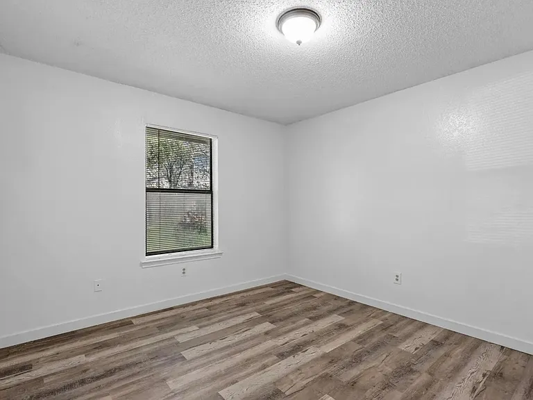 103 Oakwood Ln — Photo 4