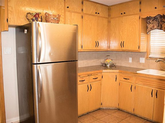 2nd image of 2305 Gidding St