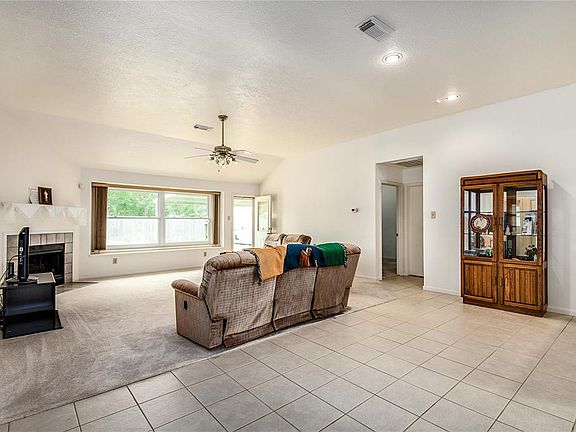 4th image of 615 N Willow Dr