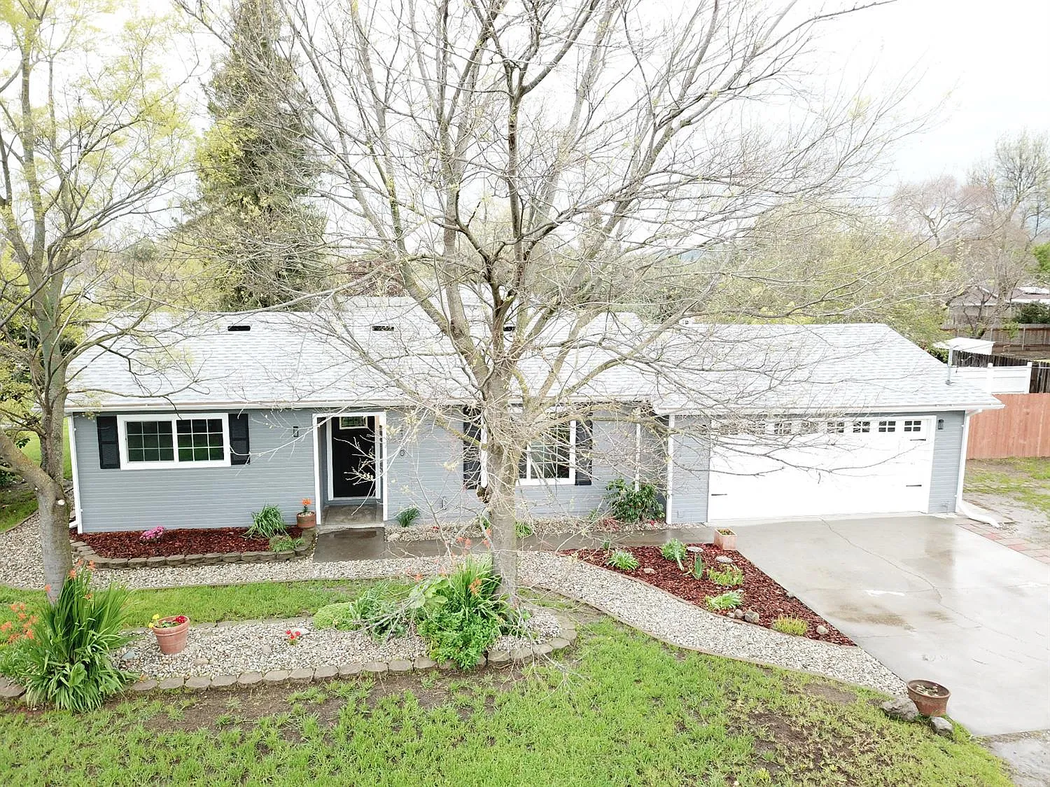 2120 Maple St photo 1