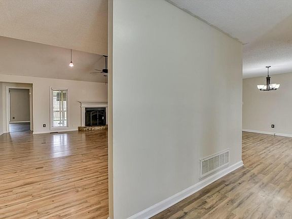 5th image of 106 Robinwood Dr