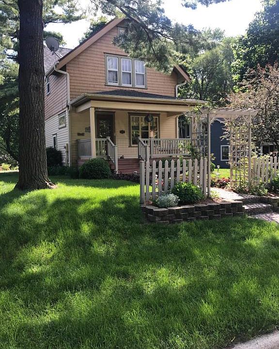 2nd image of 215 Pine St