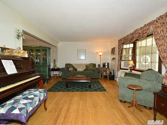 4th image of 25 E Moriches Blvd