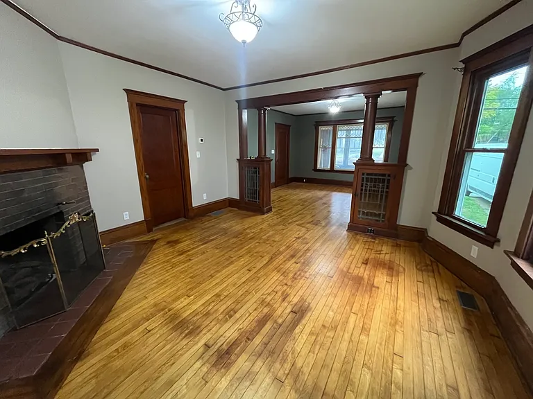 218 E Sumner St — Photo 2