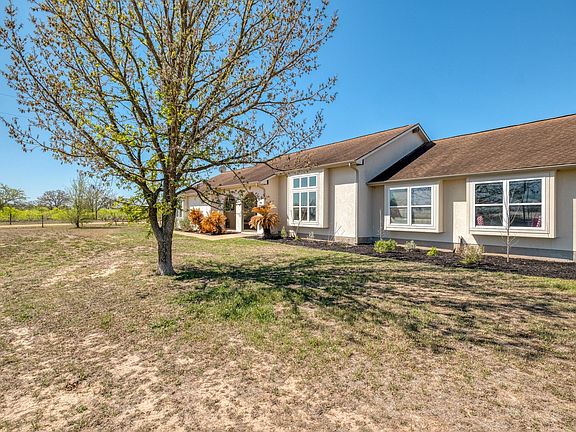 3rd image of 154 Three Oaks Ln