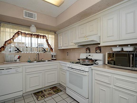 4th image of 15702 Wildwood Lake Dr