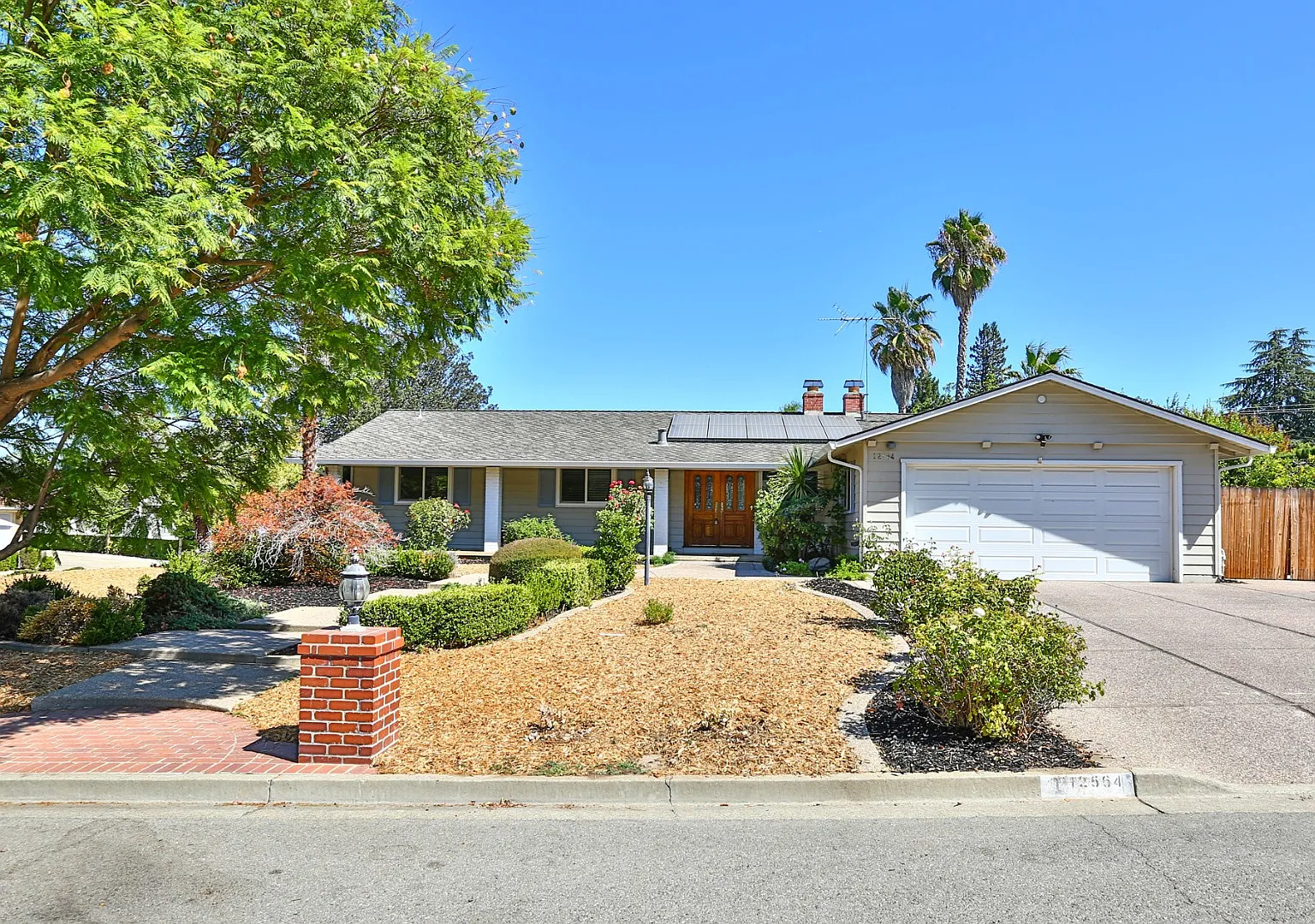 Saratoga single story home with Pool, and open Concept Living — Photo 1