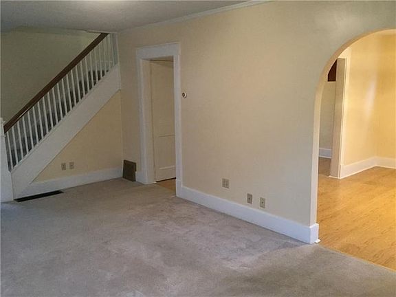 LIVING ROOM     23 X 11