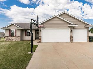 5825 Cherry Park Ct NW, Cedar Rapids, IA 52405
