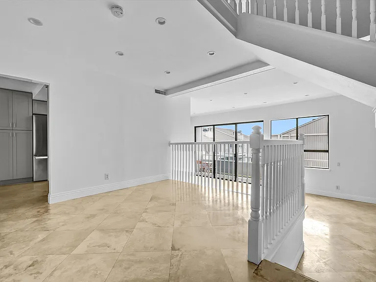 305 Columbia St — Photo 5
