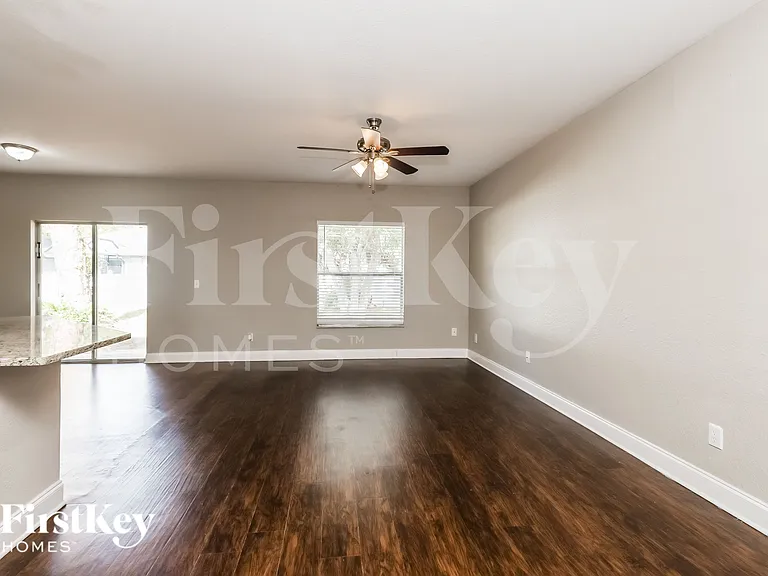 1553 S Cranberry Blvd — Photo 2