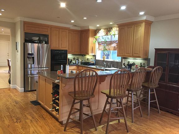 Kitchen furnished