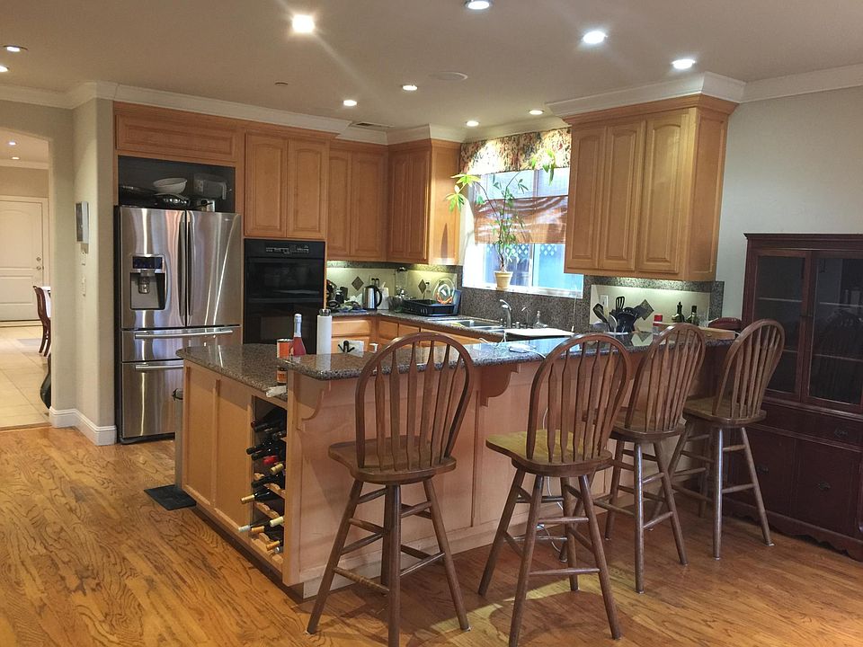 Kitchen furnished