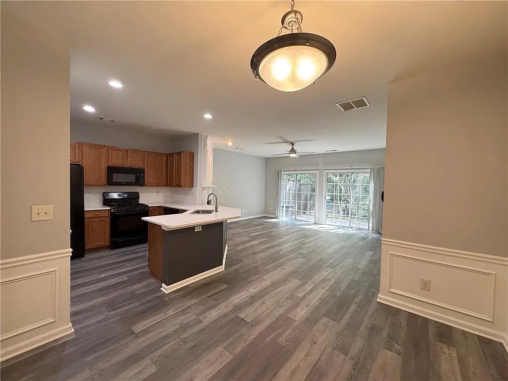 3 bed, 2.5 bath, 1416 sqft, $2,200 — Photo 3