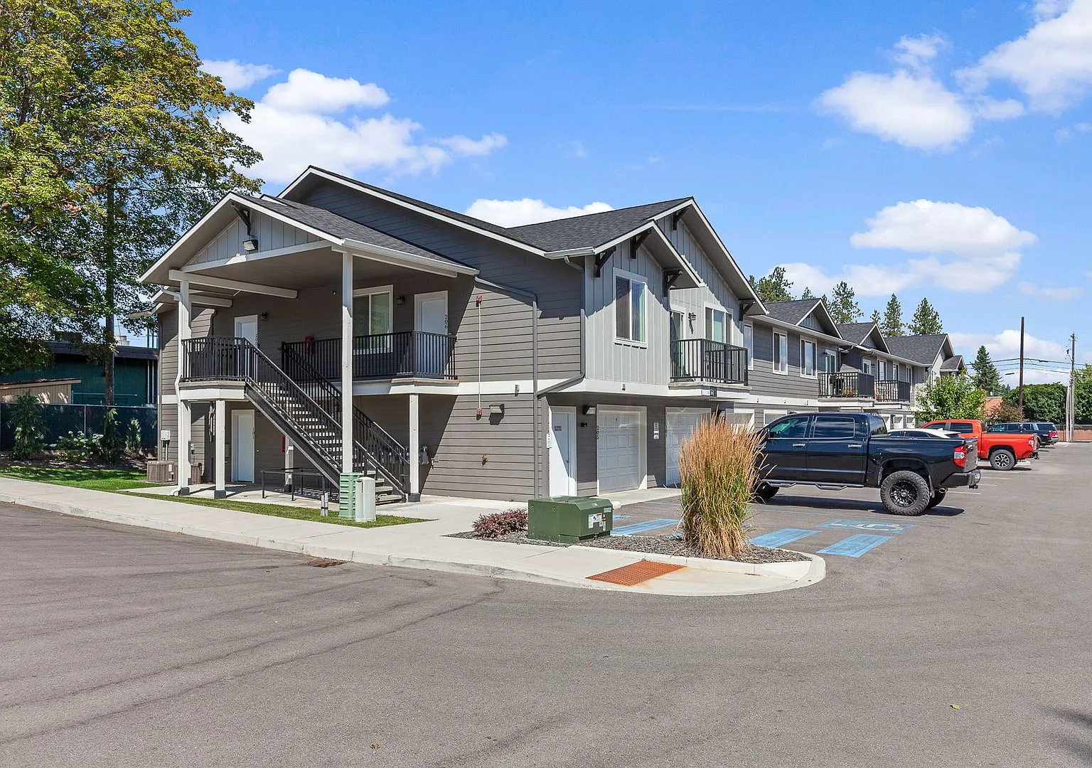 98 Hayden Lodge — Photo 3
