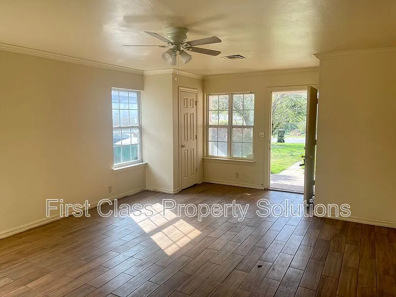 2 bed, 1.5 bath, 1000 sqft, $950 — Photo 2