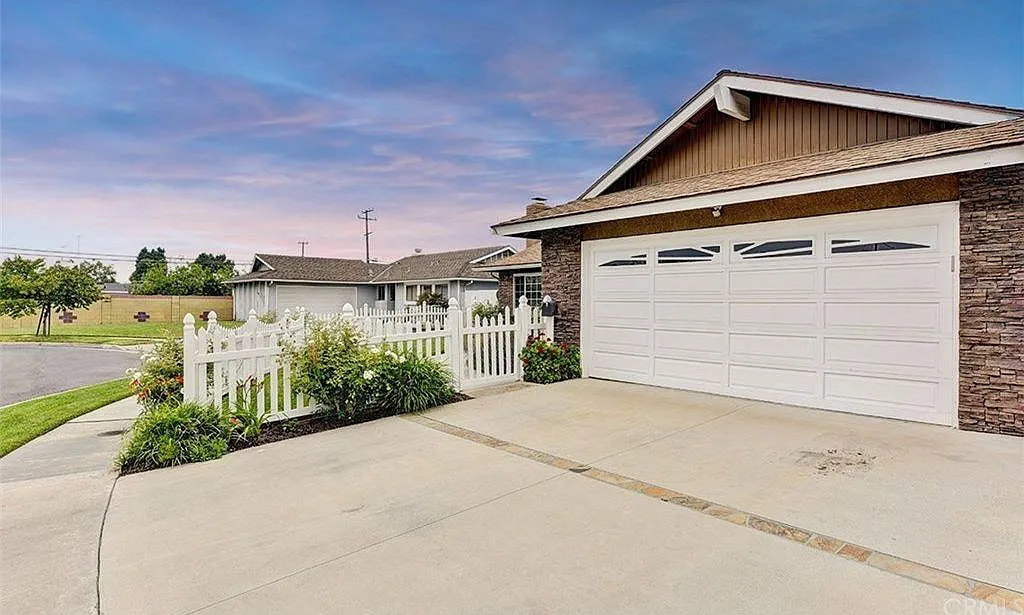 Building Photo - 6511 Paris Cir