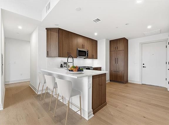 4th image of 933 Madison St #304
