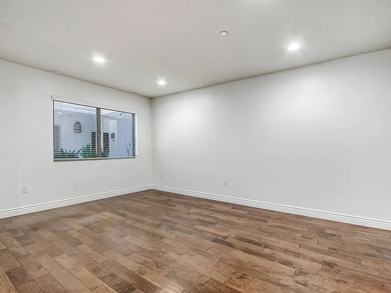 4410 Sepulveda Apartments — Photo 77