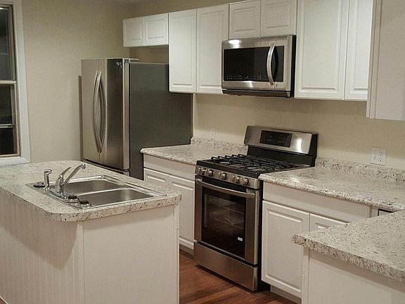 Kitchen, SS appliances.