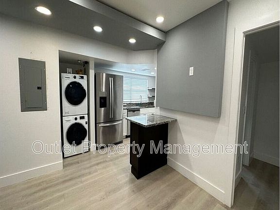 3rd image of 922 La Salle Ave
