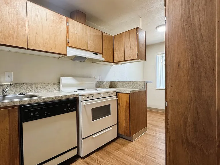 2705 Oak St #10 — Photo 6