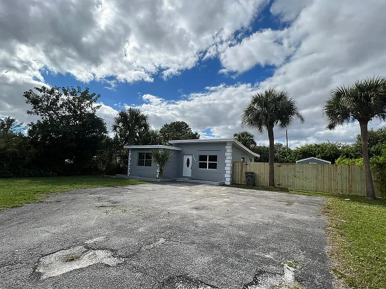 1883 Breezy Ln — Photo 17