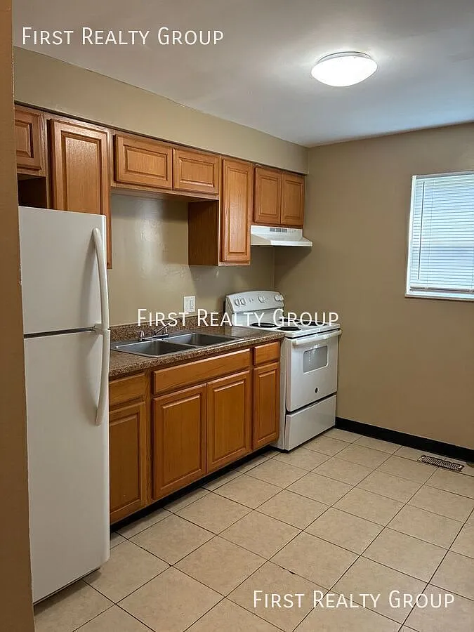2 Bedroom Downstairs Apartment, Move in Ready! — Photo 2