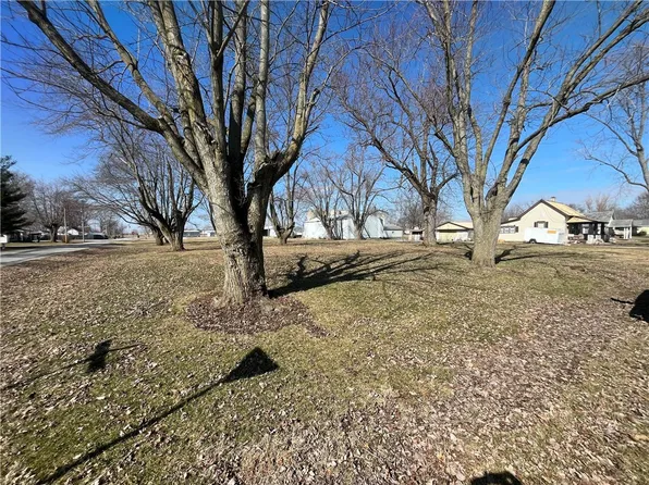 705 SW 2nd St, Casey, IL 62420