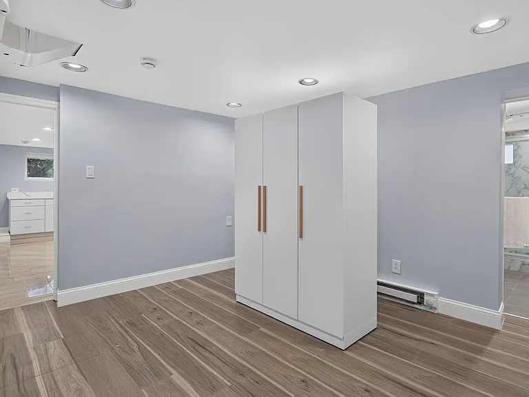 670 John St — Photo 8