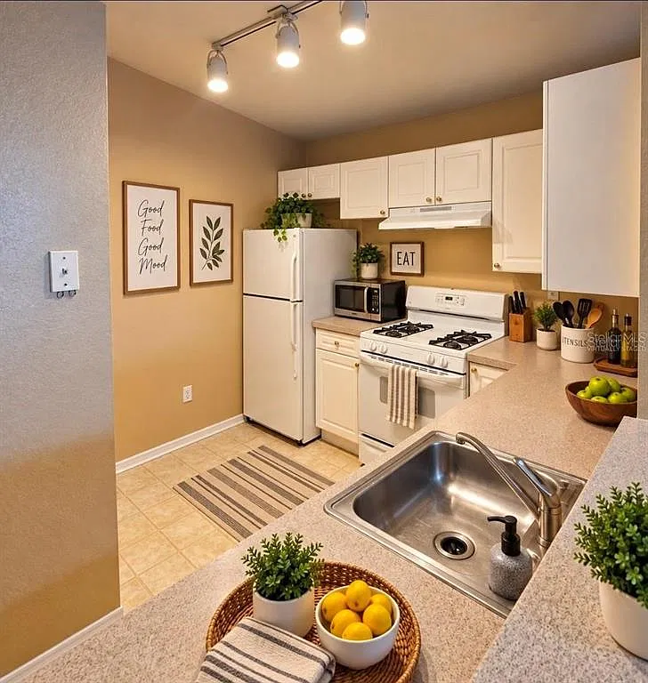 1 bed, 1.0 bath, 890 sqft, $1,300 — Photo 4