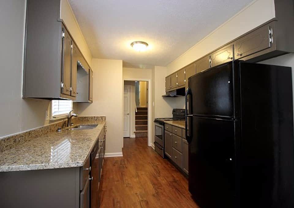 1st image of 924 Wren Ct NE