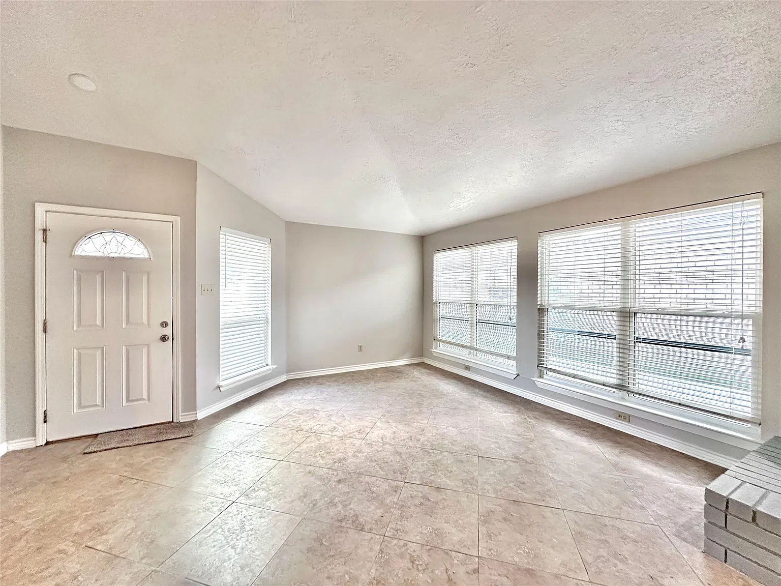 3 bed, 2.0 bath, 1839 sqft, $1,800 — Photo 3