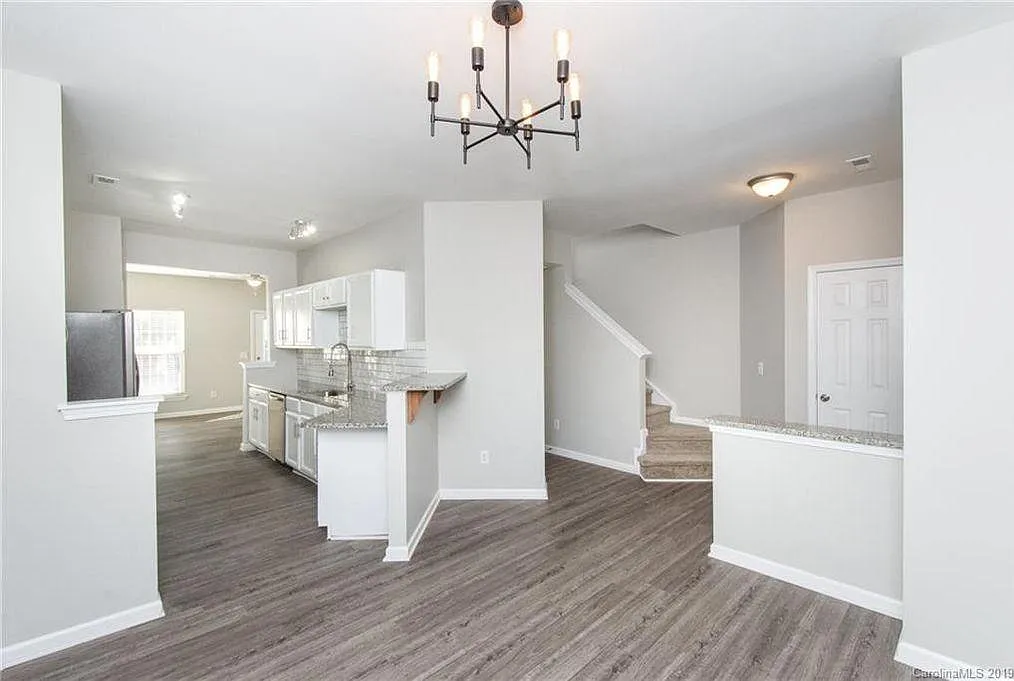 2 bed, 2.5 bath, 1482 sqft, $2,100 — Photo 4