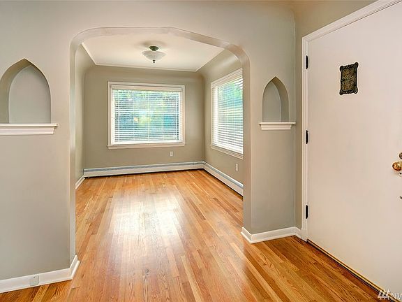 4th image of 2737 Sunset Dr W