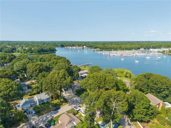147-149 Riverside Dr E, Riverside, RI 02915