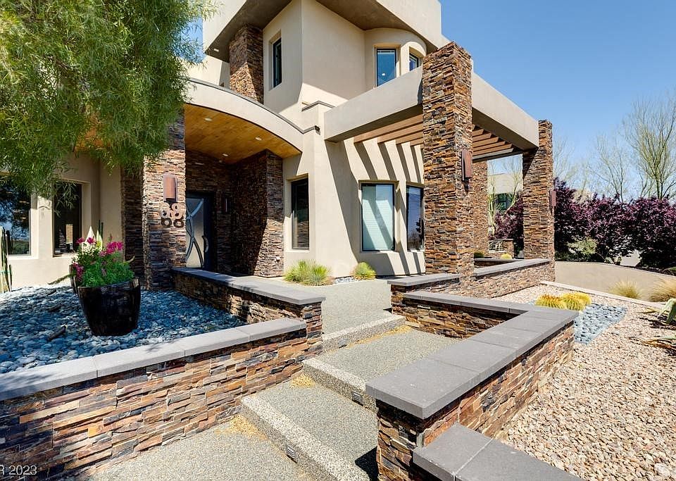 Blending Indoor and Outdoor Living - Summerlin