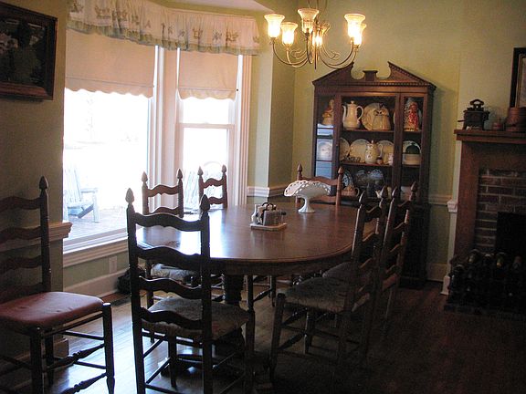 Kitchen Dining Area