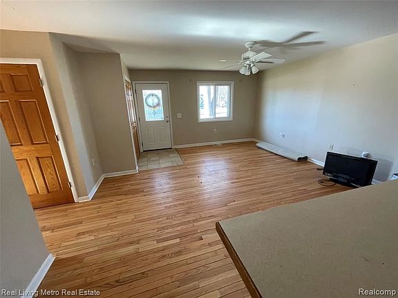5th image of 3060 Woodlawn St