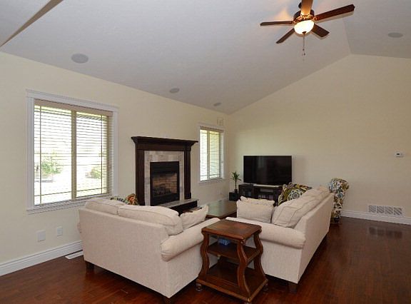 3rd image of 230 Calistoga Dr