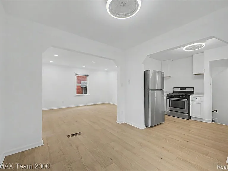 1670 Riverbank St — Photo 10