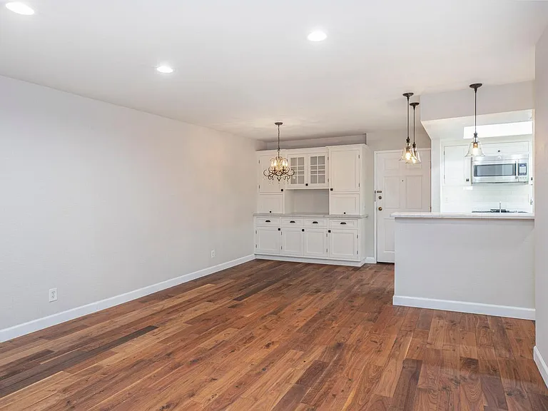 460 Oak St — Photo 7