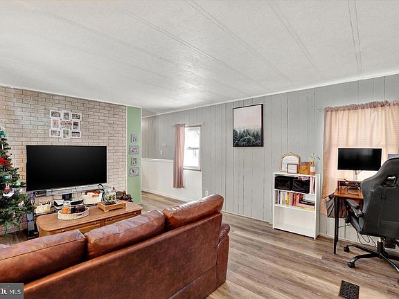3rd image of 805 Lake Cir