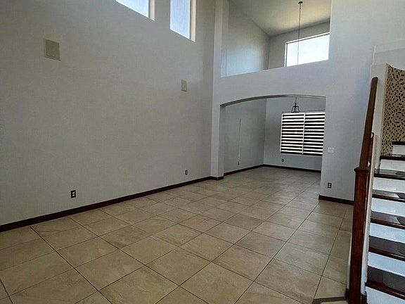 3rd image of 10421 W Roanoke Ave
