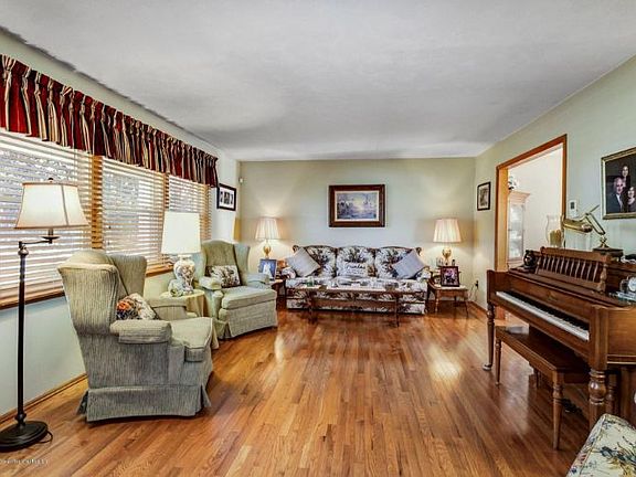 5th image of 741 Vaughn Ave