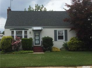 59 Oriole Rd, Levittown, NY 11756