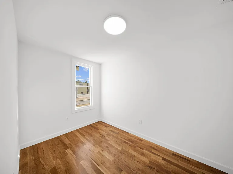 319 William St #2-0904 — Photo 11