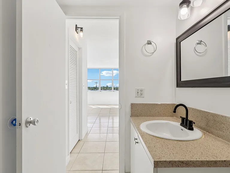 1 Bed 1.5 Bath Unit