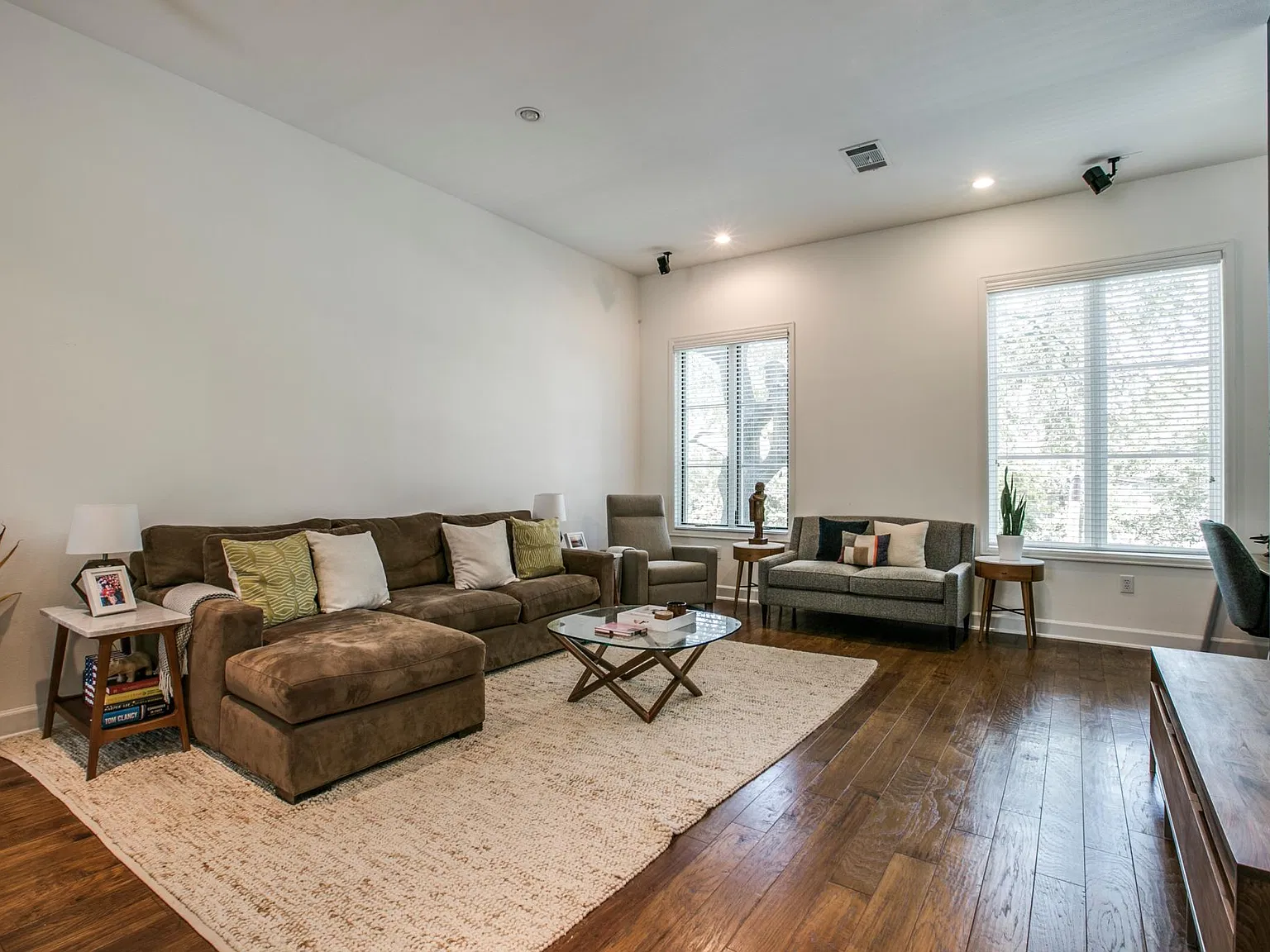 2 bed, 2.5 bath, 2041 sqft, $4,300 — Photo 3