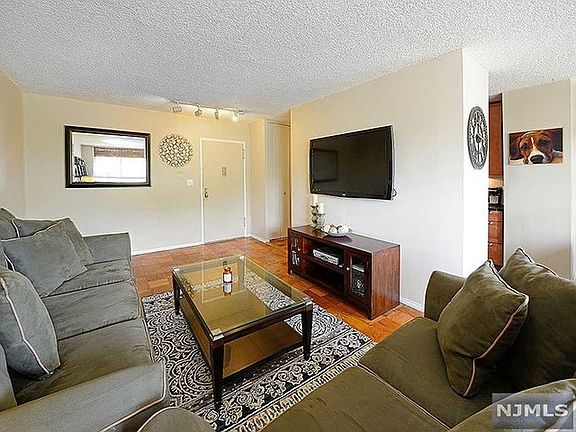 5th image of 100 Manhattan Ave